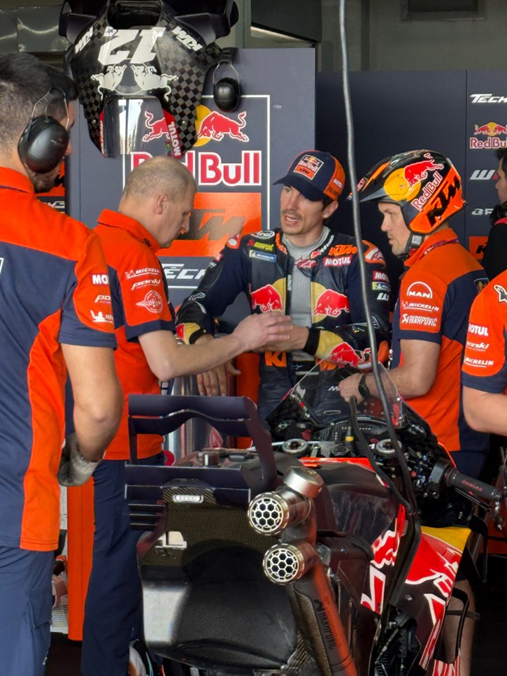 Ο Vinales με τους Aki Ajo & Mika Kallio που τον βοηθούν στο να προσαρμοστεί στην ΚΤΜ